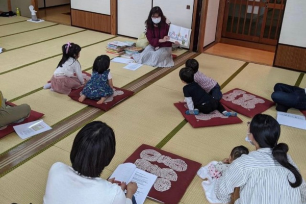 <div style=" font-size:10px; font-weight:bold;">親子愛が深まる読み聞かせ講座（1-3歳）<br />10日(土)11：15～</div>