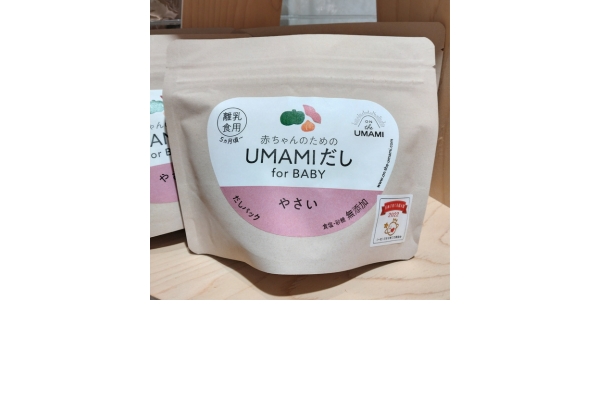 <div style=" font-size:10px; font-weight:bold;"> 赤ちゃんのためのUMAMIだし(やさい) </div>  <div style=" font-size:10px;"> 6種類の国産野菜使用した、素材の甘さが特徴のやさしい味わいのおだしです。生後5か月頃の離乳食からお使いいただけます。化学調味料、保存料、砂糖、食塩不使用の素材100％の無添加です。アレルギー物質28品目も含まれておりません。 </div>