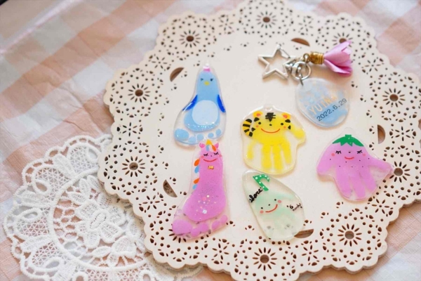 <div style=" font-size:10px; font-weight:bold;"> 手形アート 花音flower ring garden </div> <div style=" font-size:10px;"> 12/20<br> 手形アートキーホルダー、用紙、布バッグ/名入れスプーン.キーホルダー、 </div>