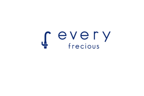 <div style=" font-size:10px; font-weight:bold;"> エブリィフレシャス </div>  <div style=" font-size:10px;"> 水道水を注ぐだけで好きなだけ使える定額制の浄水型ウォーターサーバー<br> 水ボトルの受取り、在庫管理など、忙しい毎日の少しの手間がなくなるだけで、日々の暮らしが楽に! </div>