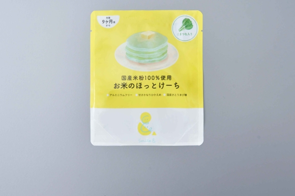 <div style=" font-size:10px; font-weight:bold;"> お米のほっとけーち こまつな入り </div> <div style=" font-size:10px;"> 国産米粉をベースに、小松菜の粉末をミックスしたホットケーキミックス粉(アルミニウムフリー) </div>