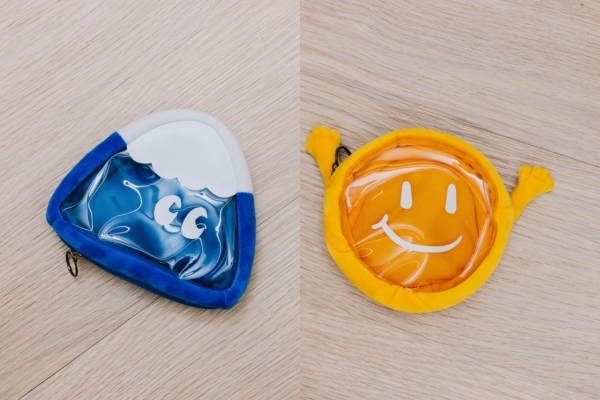 <div style=" font-size:10px; font-weight:bold;"> hahababy デザインクリアポーチ </div> <div style=" font-size:10px;"> 中身がひと目でわかる、使いやすさ抜群のクリアポーチ♡<br> キュートな透明デザインで、小物整理にぴったり!<br> 手作りだから一点もの♪ イエロードット13㎝/ブルーマウンテン16㎝。 </div>