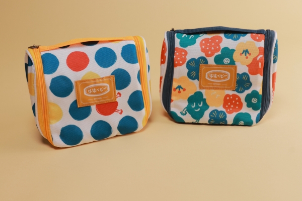 <div style=" font-size:10px; font-weight:bold;"> トラベルZIPバッグ </div> <div style=" font-size:10px;"> 大容量で仕分けしやすい、旅行に大活躍のトラベルZIPバッグ 背面ポケット&チャック付き3ポケットで小物も迷子にならない♪ フック付きだからホテルに着いたらそのまま掛けて使えて超便利 </div>