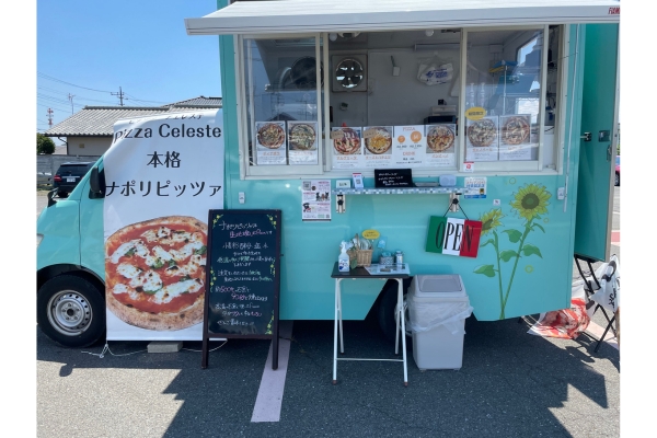 <div style=" font-size:10px; font-weight:bold;"> Pizza Celeste </div>  <div style=" font-size:10px;"> ナポリピッツァ各種、自家製レモネード、ピンクレモネードソーダ </div>