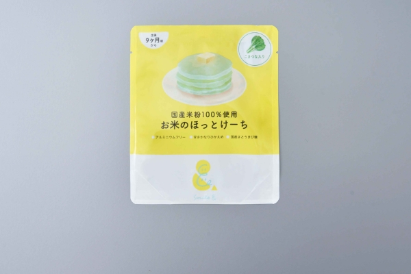 <div style=" font-size:10px; font-weight:bold;"> お米のほっとけーち　こまつな入り </div>  <div style=" font-size:10px;"> 国産米粉をベースに、小松菜の粉末をミックスしたホットケーキミックス粉（アルミニウムフリー） </div>