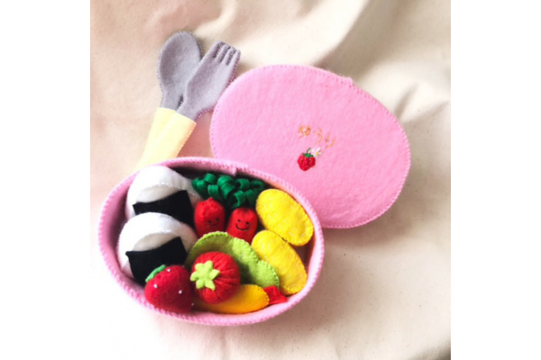 <div style=" font-size:10px; font-weight:bold;">petit jouet（プチジュエ）<br /> 暮らしによりそう 〟をコンセプトに国産フェルトと手縫いにこだわった国産フェルトの雑貨とおもちゃ、知育玩具の販売。 お子様から大人まで 日常に馴染むお気に入りをお届けします。</div>