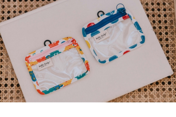 <div style=" font-size:10px; font-weight:bold;"> カードホルダー </div> <div style=" font-size:10px;"> 持ち歩くだけで気分が上がる、ポップでキュートなカードホルダー<br> 両面クリアでカスタム自由、ストラップは長さ調節できて便利◎<br> 手作りだからジッパーもひとつずつ違う、世界にひとつだけのアイテム </div>