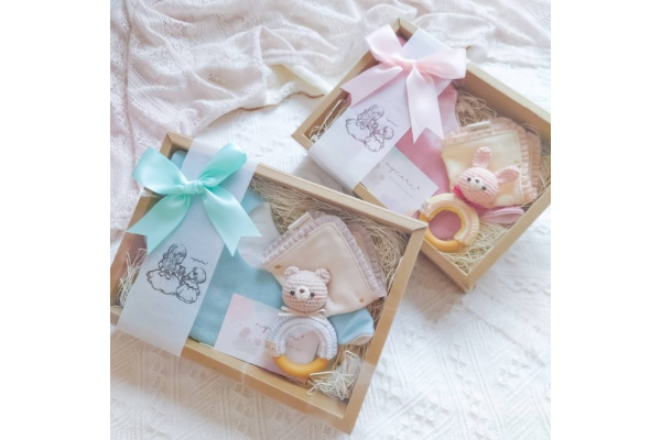 <div style=" font-size:10px; font-weight:bold;"> nycori*（ニコリ） <br />  スタイやあみぐるみ、ヘアアクセサリー等のBaby＆Kid'sグッズの販売。名入れ刺繍スタイのオーダー受付も行います。</div>