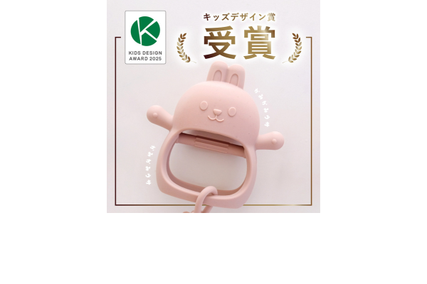<div style=" font-size:10px; font-weight:bold;"> かみかみウサ </div>  <div style=" font-size:10px;"> 2025キッズデザイン賞受賞。手にはめて落としにくい安全設計の歯固め「かみかみウサ」 </div>
