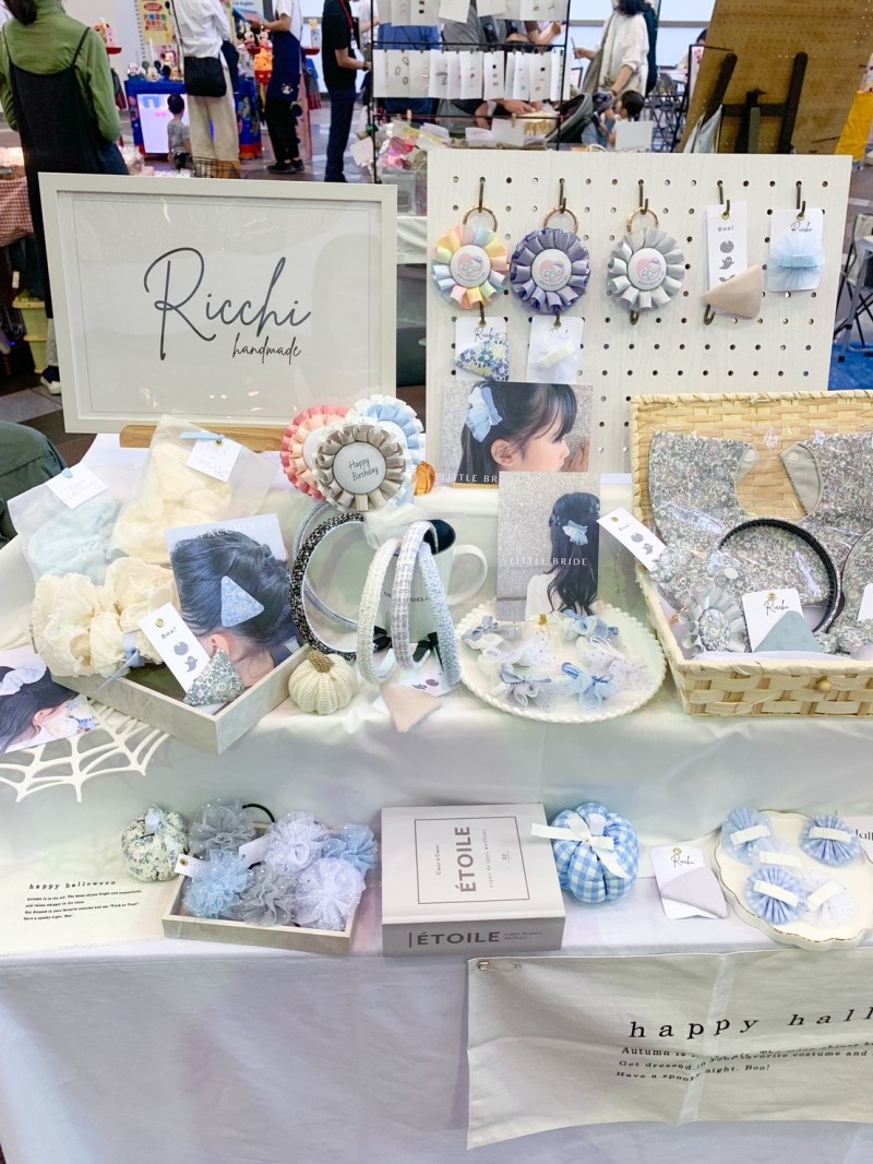 <div style=" font-size:10px; font-weight:bold;">Ricchi </div>  <div style=" font-size:10px;">ハンドメイドヘアアクセ、ヌビバックや小物 </div>