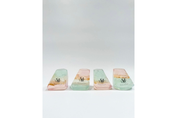 <div style=" font-size:10px; font-weight:bold;">  monloulou・もんるる </div>  <div style=" font-size:10px;">  ９月２７日（金）のみ出展 </div>