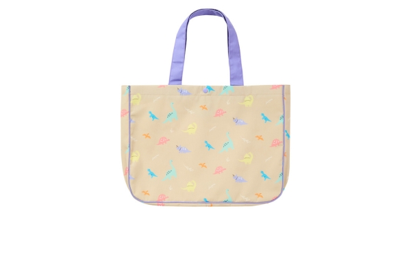 <div style=" font-size:10px; font-weight:bold;"> D by DADWAY レッスンバッグ/ダイナソー/サンドベージュ </div>  <div style=" font-size:10px;"> 内側に大きめな仕切りとポケットがあるので、荷物を整理して使え、フックにかけられるループ付き、お名前タグ付きのバッグです。 </div>