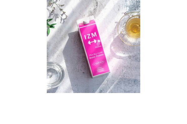 <div style=" font-size:10px; font-weight:bold;"> IZM WATER PROTEIN </div>  <div style=" font-size:10px;">  こだわりの植物発酵エキスにソイプロテイン、NMN、ビタミン等配合のパイン味の酵素ドリンク。美容と健康をサポート致します。 </div>