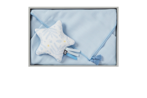 <div style=" font-size:10px; font-weight:bold;"> D by DADWAY/ラトルギフトセット/ベビーブルー </div> <div style=" font-size:10px;"> おくるみとスターラトルのガーゼギフトセット。 </div>