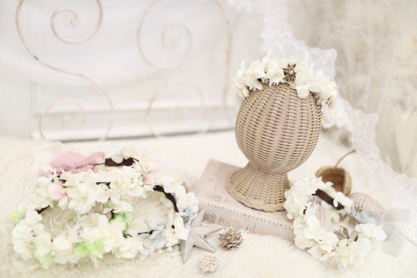 <div style=" font-size:10px; font-weight:bold;">  アーティシャルフラワーで作る花かんむりWS </div>  <div style=" font-size:10px;">  3/29（土）1日のみ<br> アーティシャルフラワーで作る花かんむりとヘアアクセサリー等の物販 </div>