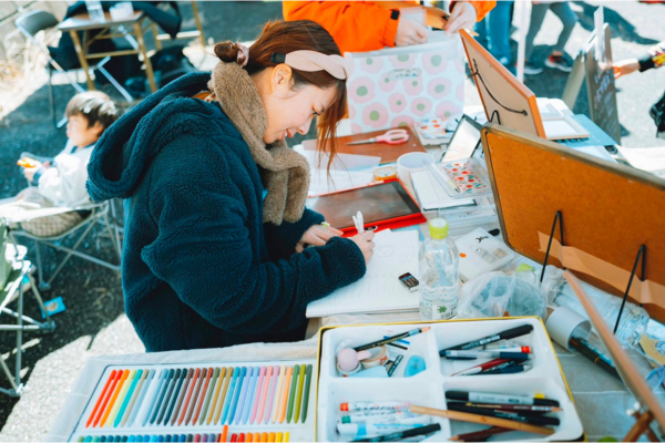 <div style=" font-size:10px; font-weight:bold;">似顔絵 しなりお堂<br />似顔絵 缶バッジ販売</div>