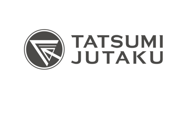 <div style=" font-size:10px; font-weight:bold;"> 辰巳住宅株式会社 </div>  <div style=" font-size:10px;"> 家づくりのご相談大歓迎！モデルハウスや子育てしやすい土地のご紹介・見学予約受付中。<br>アンケートご記入でおもちゃ・スタバカードをプレゼント！</div>
