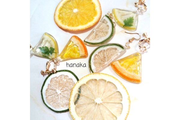 <div style=" font-size:10px; font-weight:bold;">  hanaka </div>  <div style=" font-size:10px;">  26日<br> キャンディバックワークショップ/キッズアクセサリー/野菜アクセサリー </div>