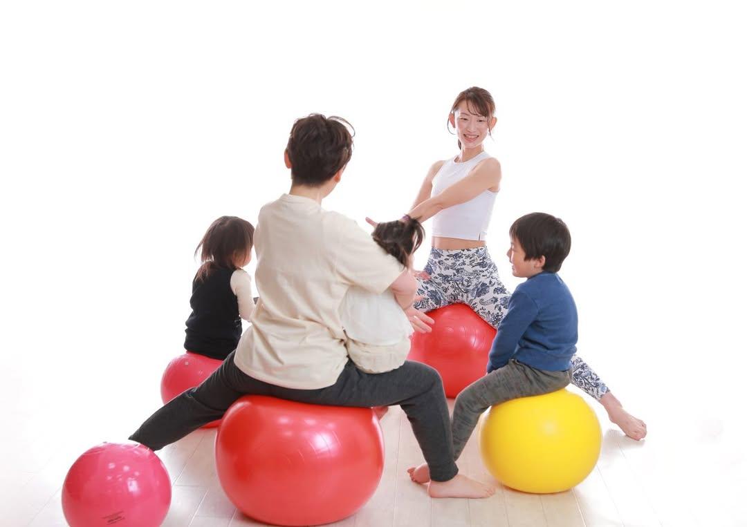<div style=" font-size:10px; font-weight:bold;">【10：55〜】親子で一緒にバランスボールエクササイズ</div>  <div style=" font-size:10px;">前田　あゆみ<br> 親子一緒にバランスボールを使ってカラダを楽しく動かしましょう！ 比較的関節に負担が少なく、運動不足や体力に自身のない方でも手軽に出来るバランスボール♪ 赤ちゃんには寝かしつけ効果も！ ママにはプチ不調改善〜産後ケアも！お子様には姿勢改善や集中力UPなど </div>