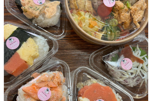 <div style=" font-size:10px; font-weight:bold;">おにぎりCafekorokoro<br>こだわりの内子の農家さんと直接契約した美味しいお米を使った手作りおにぎりです。<br>とにかくお米が美味しい‼︎とご好評いただいております♪<br>具沢山で選ぶのも楽しく、もちろん食べても美味しいご馳走おにぎりです。<br>お弁当は栄養バランスと彩りを考えた可愛いお弁当です。</div>