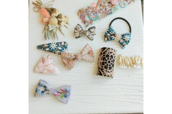 <div style=" font-size:10px; font-weight:bold;">  puipui-handmade （ぷいぷいはんどめいど） </div>  <div style=" font-size:10px;">  インド刺繍リボンを<br> 使用した小物の販売 </div>