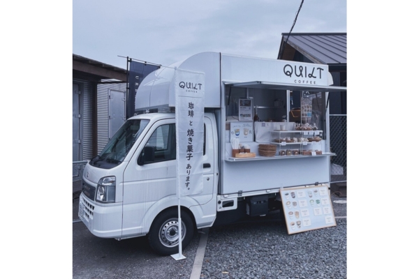 <div style=" font-size:10px; font-weight:bold;">  QUILT COFFEE </div>  <div style=" font-size:10px;">  コーヒー、焼き菓子 </div>