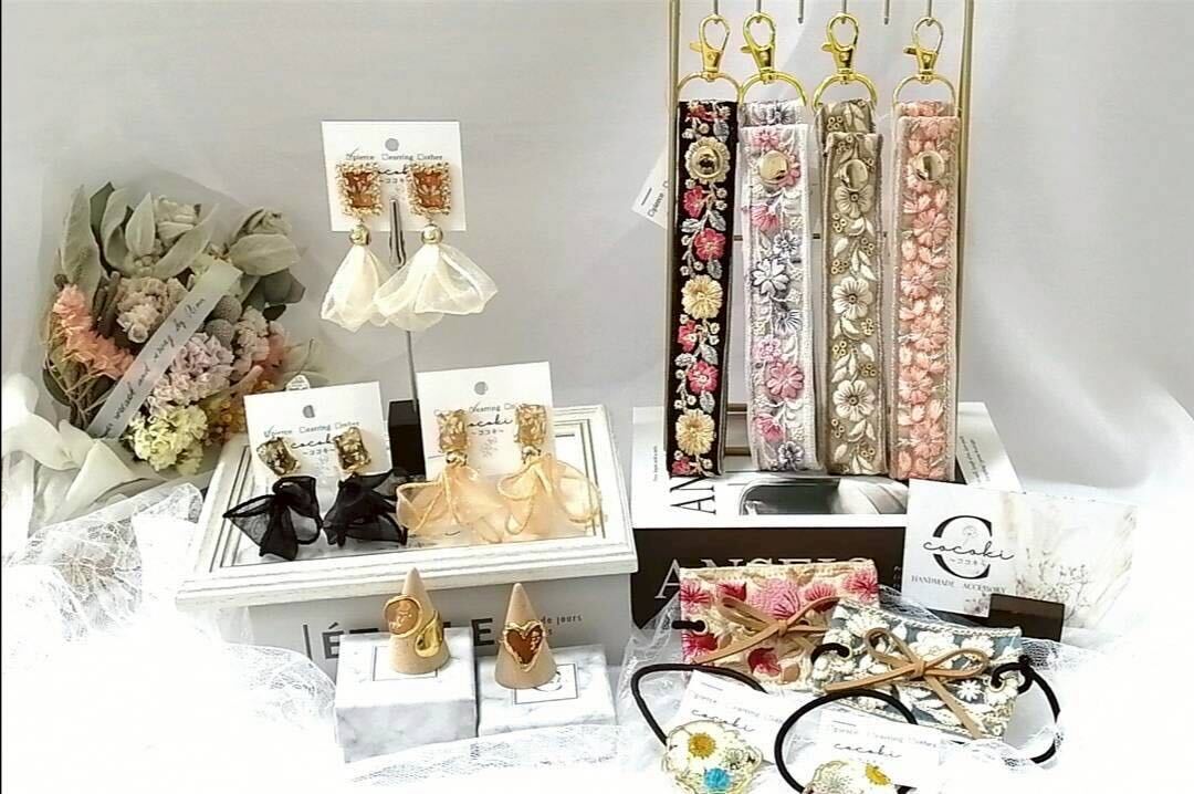 <div style=" font-size:10px; font-weight:bold;"> cocoki〜ココキ〜 </div>  <div style=" font-size:10px;"> 繊細なインド刺繍リボンや本物のお花を使ったレジンなど、心が嬉しくなるアクセサリーを制作しています。 </div>