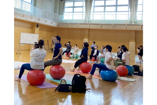 <div style=" font-size:10px; font-weight:bold;">  はじめまして産後ケア<br> パパママになっても新しい私、始めよう </div>  <div style=" font-size:10px;">  15:15～15:45  </div>