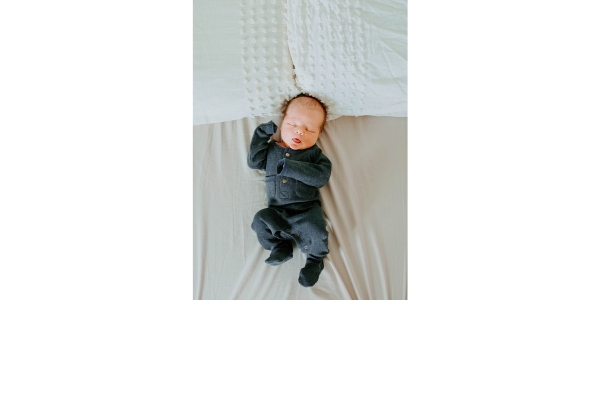 <div style=" font-size:10px; font-weight:bold;"> Pocket Footed Overall </div>  <div style=" font-size:10px;"> ダークヘザーにカラーラインがかわいいロンパースです。0-3Mまたは6-9Mからお選びいただけます。 </div>