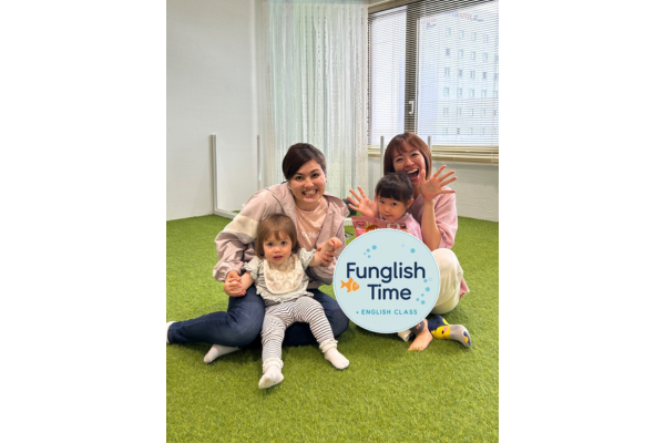 <div style=" font-size:10px; font-weight:bold;"> <br />英語で遊ぼう！<br />バイリンガル講師による親子英語レッスン＋おうち英語相談</div>