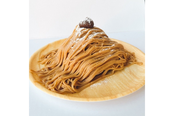 <div style=" font-size:10px; font-weight:bold;"> すたーずきっちん </div>  <div style=" font-size:10px;"> 群馬で生まれたしっとりなめらかなシルクスイートを使用したお芋スイーツをキッチンカーにて販売中。一番人気の「焼きイモンブラン」は濃厚な生クリームと風味豊かな渋皮入りマロンペーストをたっぷりと搾った極上のスイーツです。 </div>