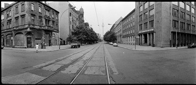 Hans Martin Sewcz (*1955) - Oranienburger Straße, Kreuzung Tucholskystraße, Berlin-Mitte 1979 - Gelatin silver print - 22,3 x 29,4 cm - © Hans Martin Sewcz