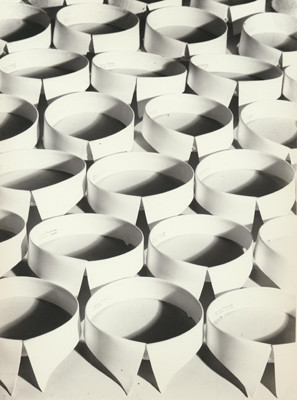 Hein Gorny (1904-1967)  - Untitled (Krägen) - 1928 - Gelatin silver print re-printed 1972 by Heinrich Riebesehl -  26,9 x 20,0 (30,3 x 23,8) cm - © Hein Gorny/Collection Regard