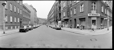 Hans Martin Sewcz (*1955) - Tucholskystraße, Ecke Linienstraße, Berlin-Mitte, 1979 - Gelatin silver print - 22,3 x 29,4 cm - © Hans Martin Sewcz