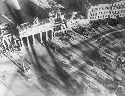 Adolph C. Byers, Hein Gorny - Brandenburger Tor, Berlin 1945 - 1946 - Silbergelatineabzug/gelatin silver print - 9,1 x 11,7 cm - © Hein Gorny / A.C. Byers - Collection Regard