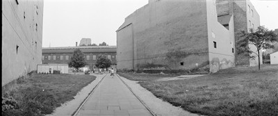 Hans Martin Sewcz (*1955) - Hackescher Markt, Berlin 1979 - Gelatin silver print, printed 1998 - 10,2 x 24,5 (11,0 x 25,2) cm - © Hans Martin Sewcz