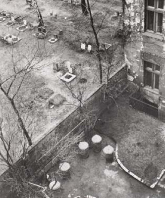 Manfred Paul (*1942) - Hinterhof/Friedhof/Lychener Straße, Berlin 1979 - Gelatin silver Printed 1979 - 20x24 (30x40) cm - © Manfred Paul