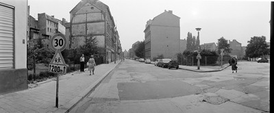 Hans Martin Sewcz (*1955) - Auguststraße, Ecke Kleine Hamburger Straße, Berlin-Mitte, 1979 - Gelatin silver print - 22,3 x 29,4 cm - © Hans Martin Sewcz