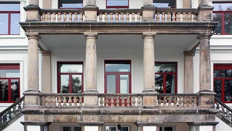 Farbabstimmung der Fassade und Fenster in enger Abstimmung mit der Denkmalpflege