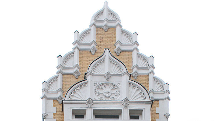 Detail aus dem gotisierenden Giebel des Risalits