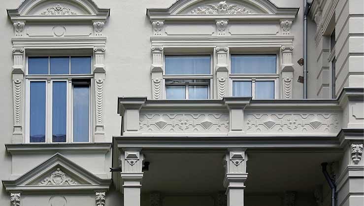 Fertiggestellte, rekonstruierte Balkonbrüstung inklusive der Maurerarbeiten