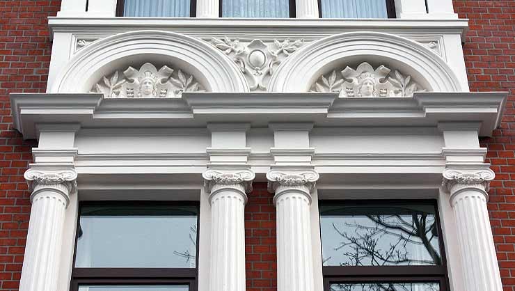 Detailansicht der Fensterbekrönung im 1. OG, Mittelrisalit