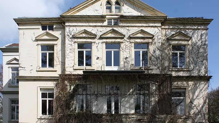 Südseite vor Beginn der Abbeiz-, Stuckrestaurierungs- und Malerarbeiten