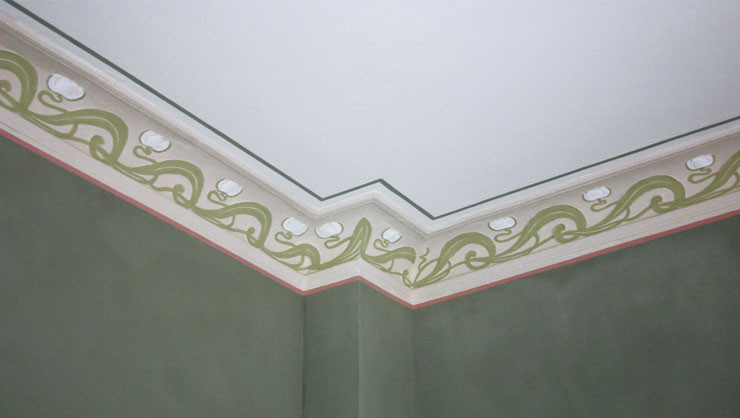 Wandgestaltung mit farbigem YOSIMA Lehm-Designputz, unter restaurierten und neu gefassten Jugendstil-Stuckelementen (Bild: Stuck-Stuckert)