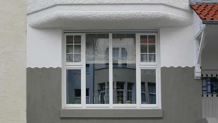 Scharrierputzarbeit unterhalb des Erkers