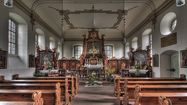 Innenansicht mit Hoch-, Marien- und Kranzaltar