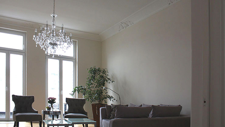 Wohnzimmer mit Stuckdecke und ausgeführten Malerarbeiten