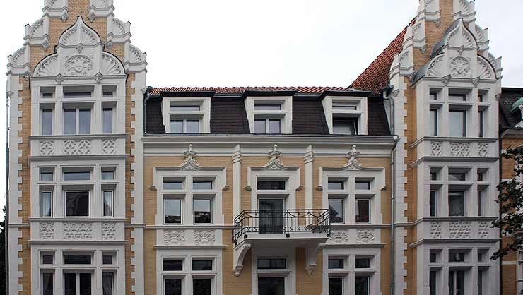 Putz- und Klinkerfassade mit Fialen bekrönt, Stadtteil List