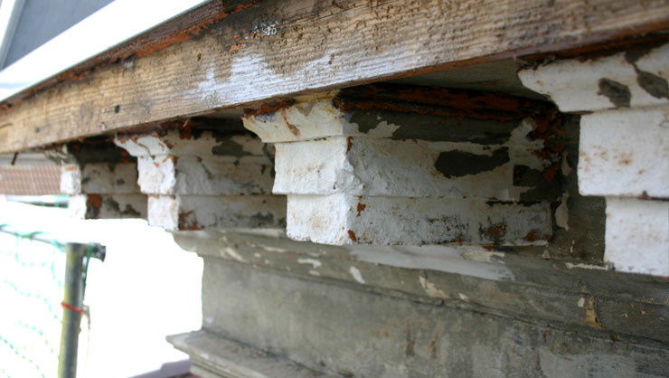 Konsolen des Giebeldreiecks vor der Restaurierung