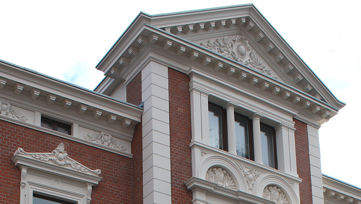 Detailansicht des Giebels mit den Konsolen nach den Restaurierungsarbeiten